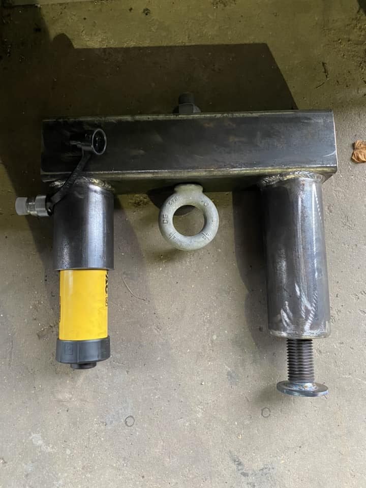 Welded steel tube bracket with a lifting eye